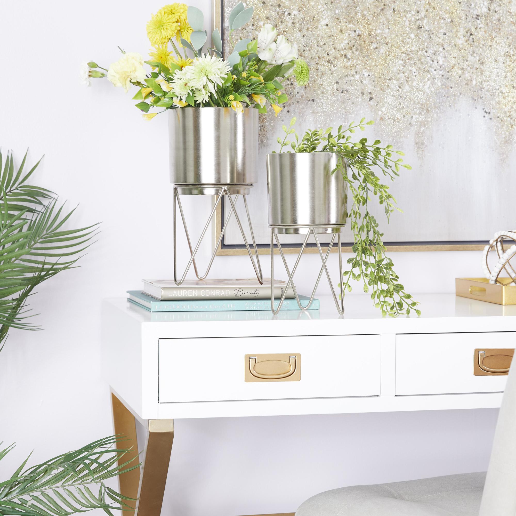 CosmoLiving by Cosmopolitan Set of 2 Silver Metal Indoor Outdoor Planter with Removable Stand