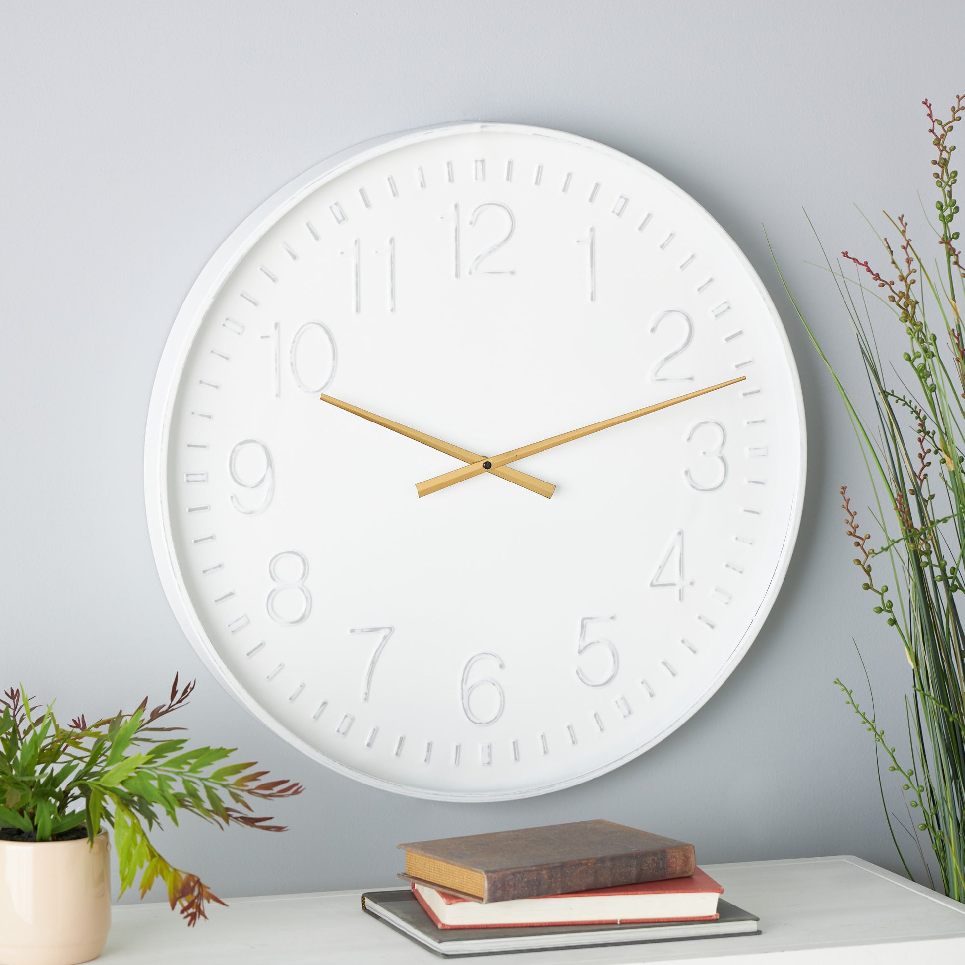 White Metal Round Decorative Wall Clock