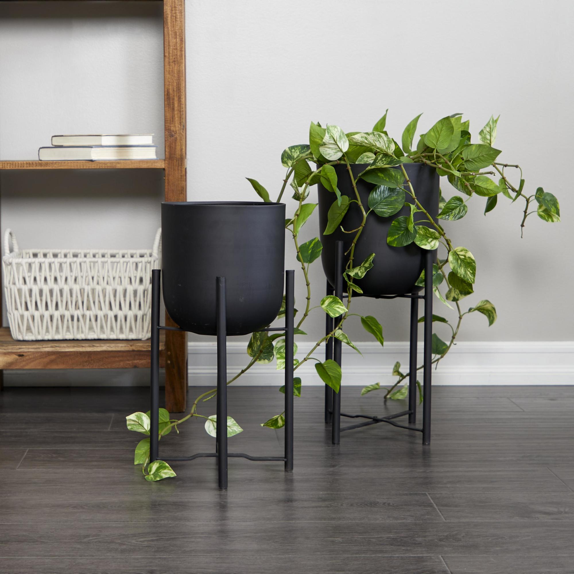 CosmoLiving by Cosmopolitan Set of 2 Black Metal Indoor Outdoor Planter with Removable Stand