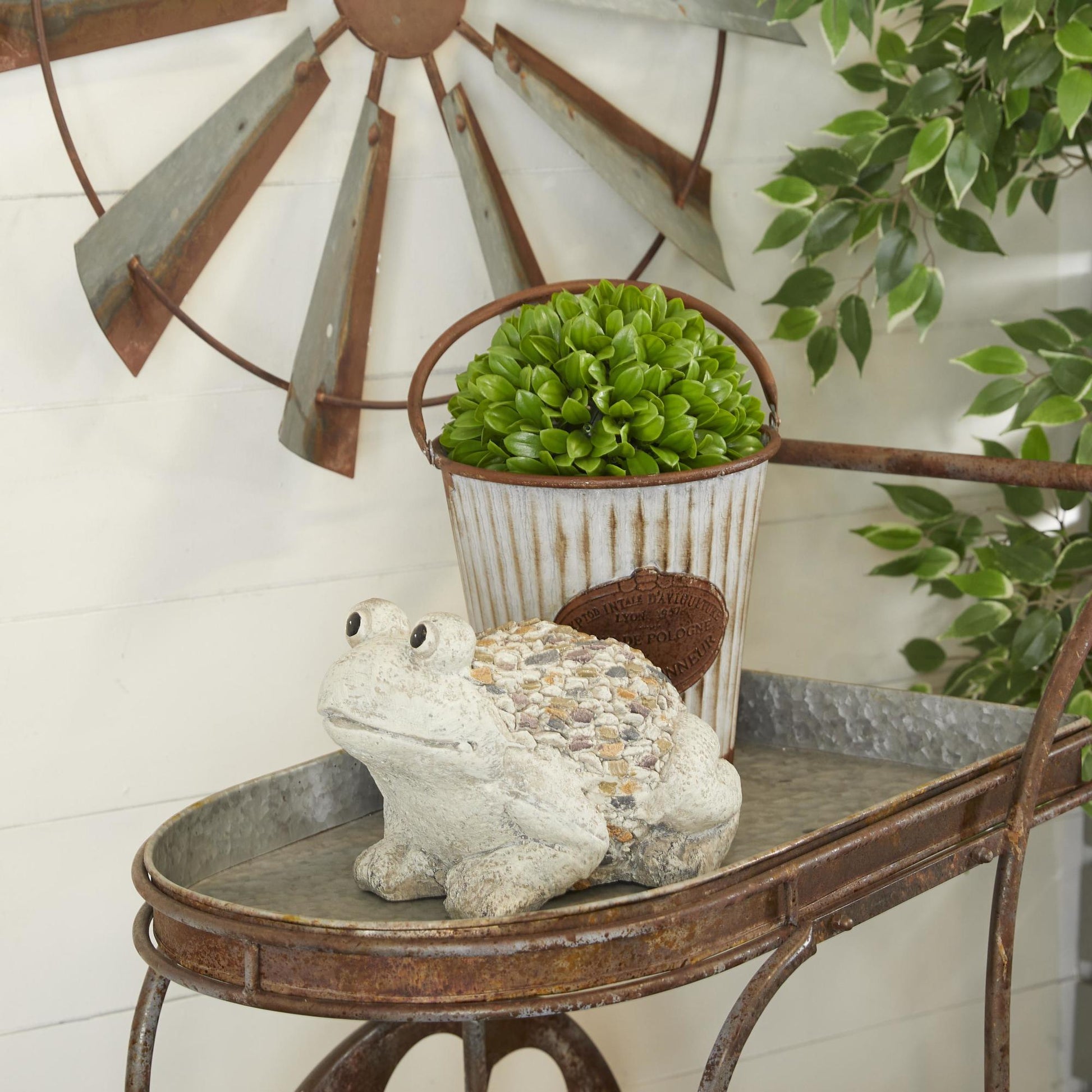 Frog Light Gray Polystone Indoor Outdoor Decorative Garden Sculpture