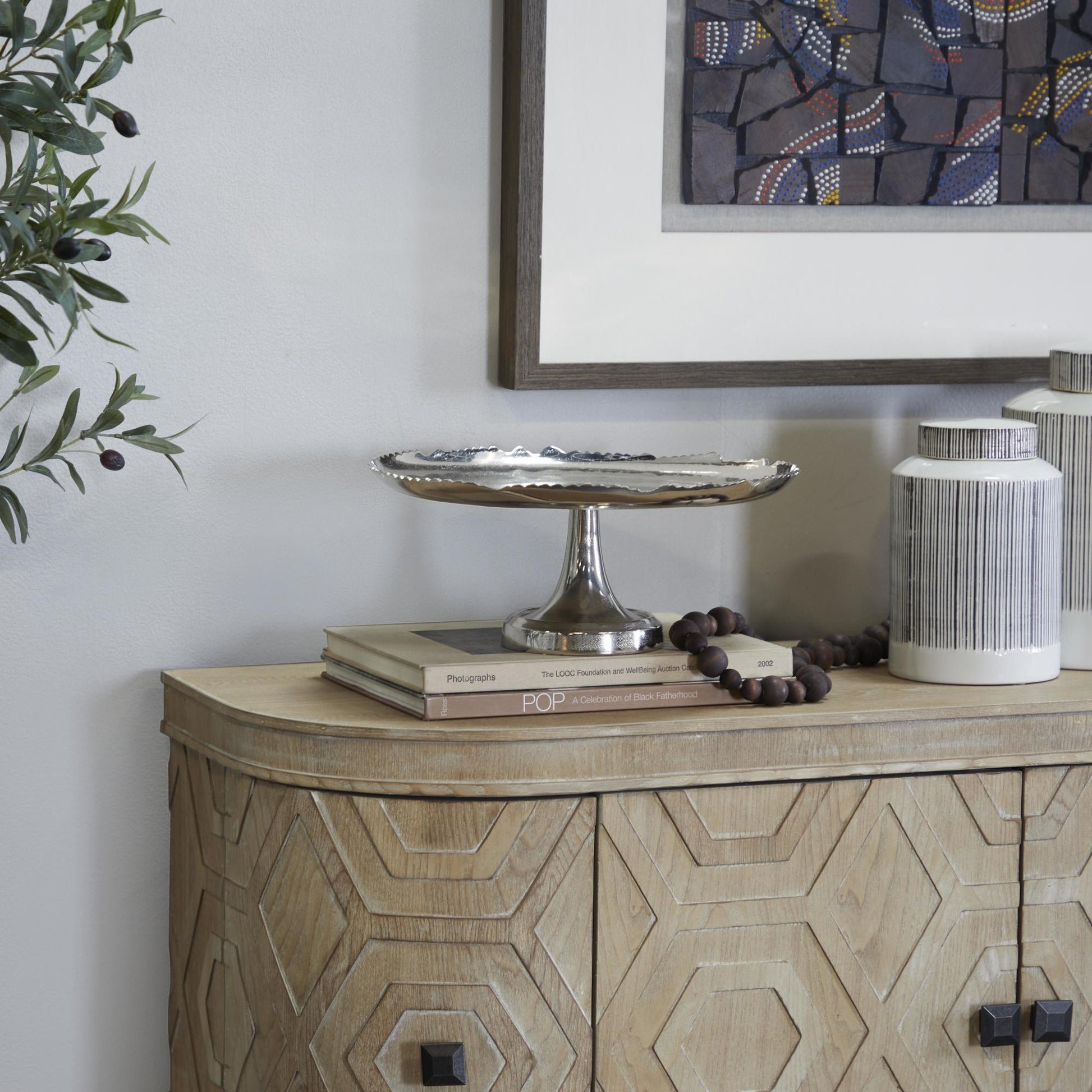 CosmoLiving by Cosmopolitan Silver Aluminum Metal Scalloped Pedestal Decorative Cake Stand with Abstract Cutout Edge