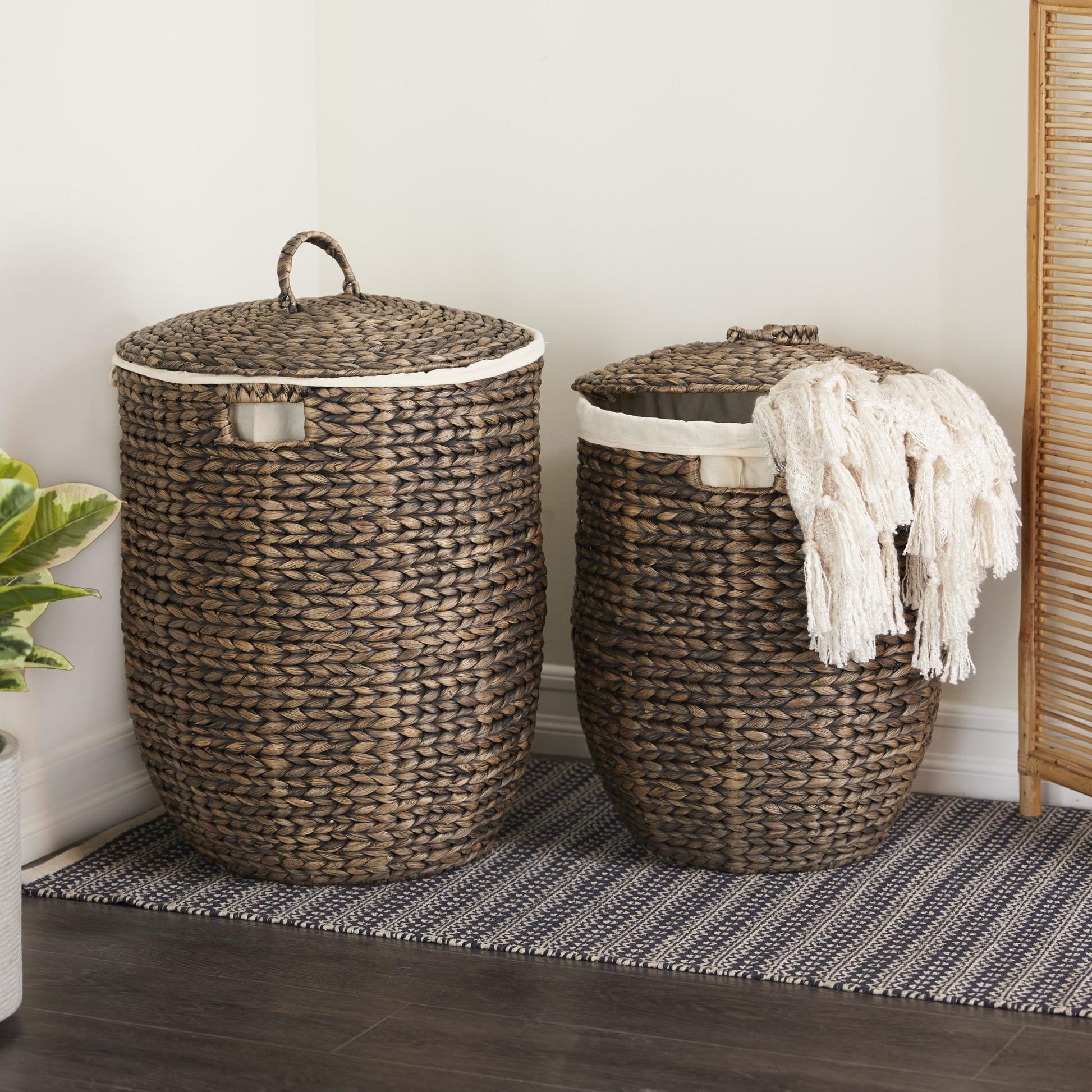 CosmoLiving by Cosmopolitan Set of 2 Seagrass Handmade Decorative and Functional Storage Basket with Liner and Matching Tops