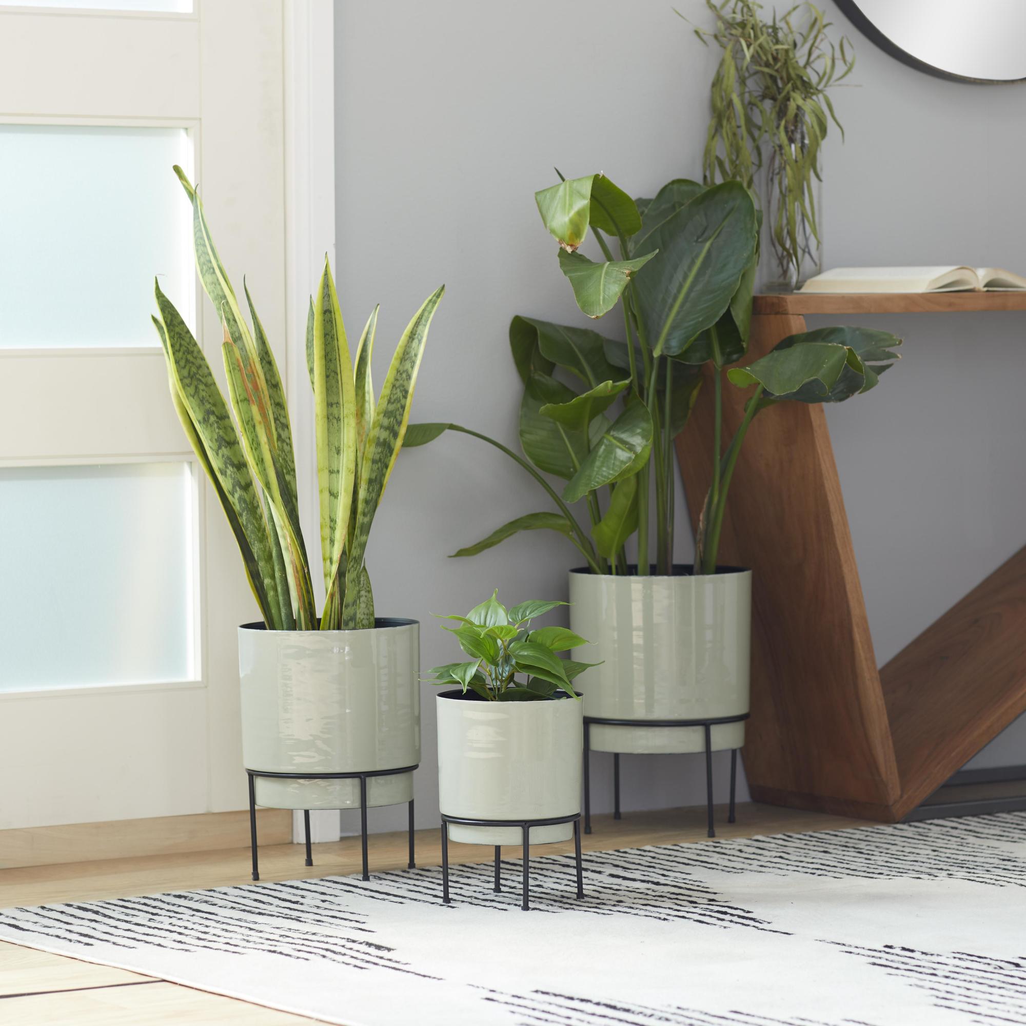 Set of 3 Metal Indoor Outdoor Planter with Removable Black Stand