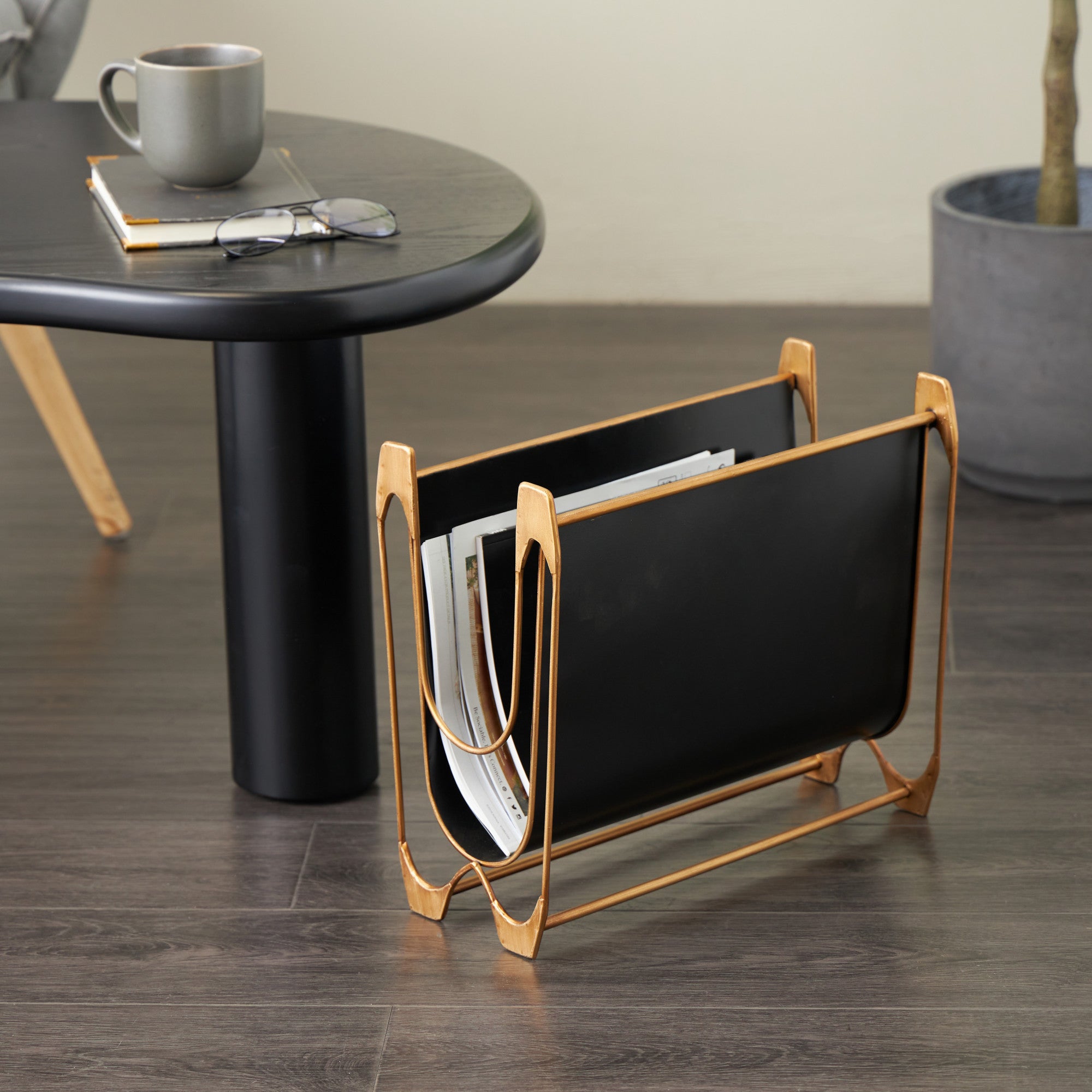 Black Metal Curved Decorative Magazine Holder with Brass Stand